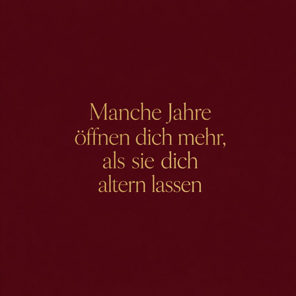 Zitate-Bild auf dunkelrotem Hintergrund in Gold: Manche Jahre öffnen dich mehr, als sie dich altern lassen