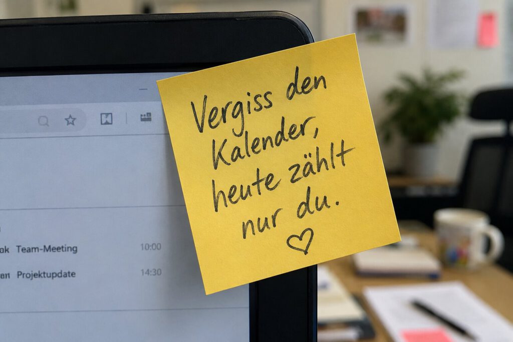 Gelber Klebezettel am Laptop-Bildschirm im Büro: Vergiss den Kalender, heute zählt nur du