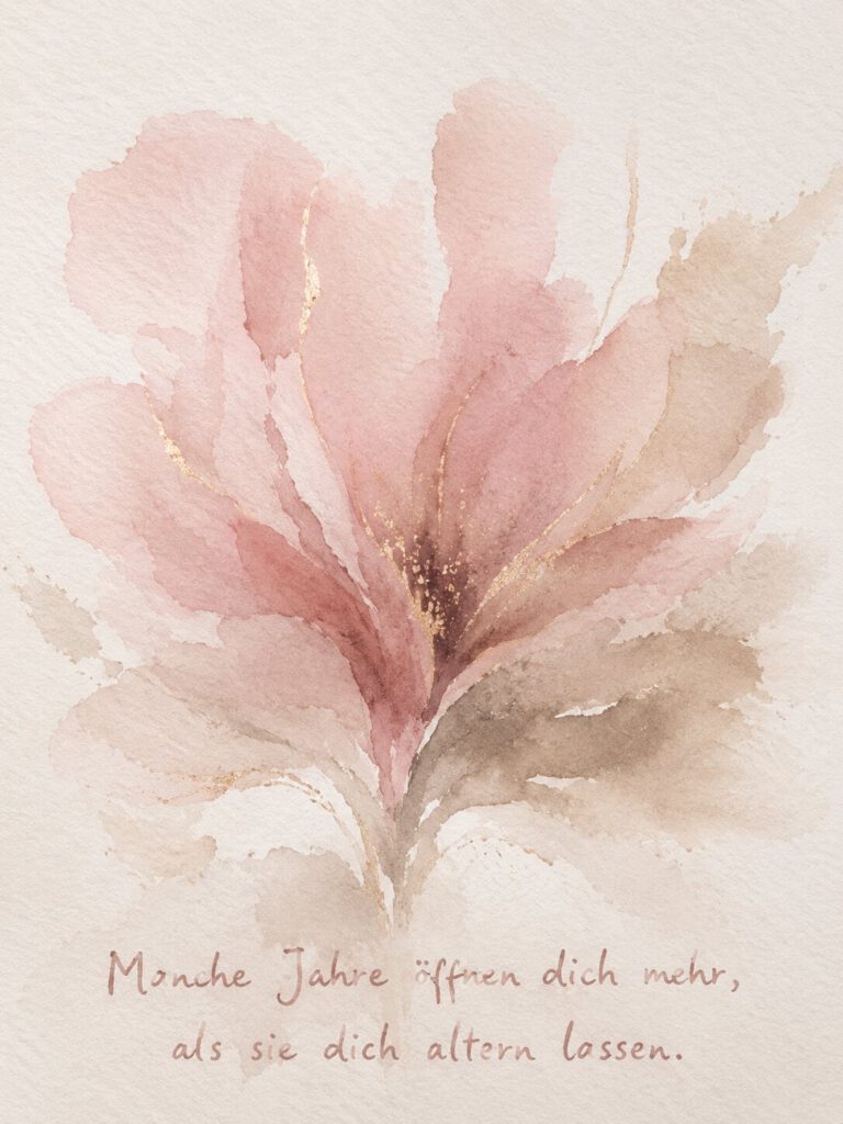 Zartes Aquarell einer rosa Blüte auf Papier, mit dem Spruch „Manche Jahre öffnen dich mehr, als sie dich altern lassen.“.