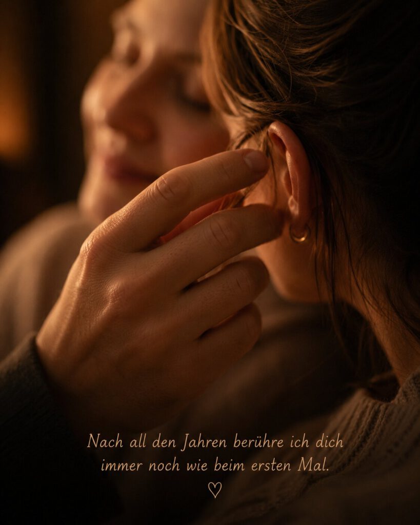 Nahaufnahme, wie ein Mann einer Frau zärtlich eine Haarsträhne hinters Ohr streicht, mit dem Text „Nach all den Jahren berühre ich dich immer noch wie beim ersten Mal.“.